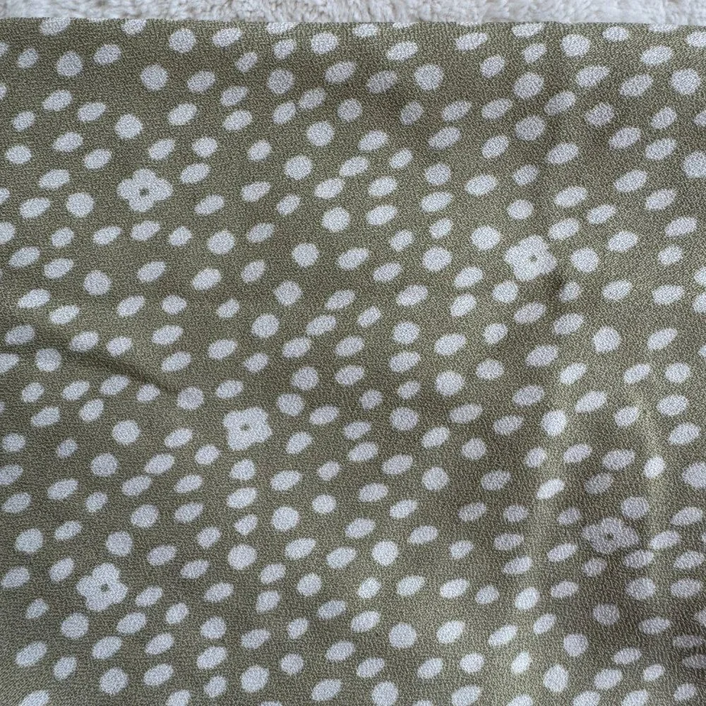 NWT Loic by Design Ditsy Daisy Floral Dog Bandana, Taupe + White, Size Medium